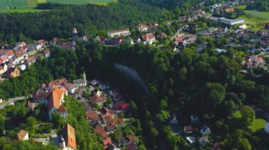 Almanya 'daki Haigerloch Kalesi ve köyün havadan görünüşü. Baharın güneşli bir gününde.