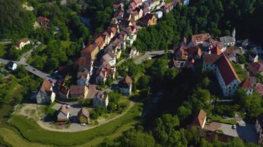 Almanya 'daki Haigerloch Kalesi ve köyün havadan görünüşü. Baharın güneşli bir gününde.