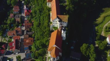 Almanya 'daki Haigerloch Kalesi ve köyün havadan görünüşü. Baharın güneşli bir gününde.