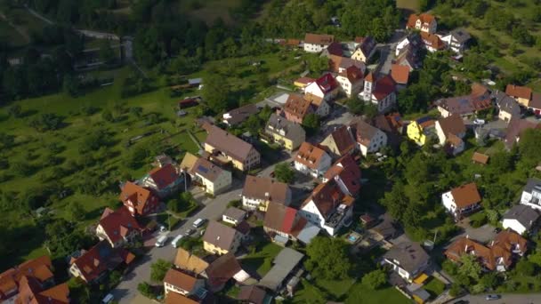 Vista Aérea Aldeia Castelo Weiler Alemanha Pan Direita Acima Igreja — Vídeo de Stock