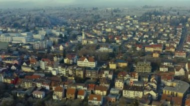 Euttingen, Pforzheim, yukarıdan dondurucu bir günde, bütün köy boyunca sağa dönüyor. 