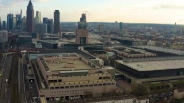 Sonbaharın güneşli bir sabahında Frankfurt şehir merkezindeki hava manzarası..