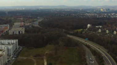 Sonbaharın güneşli bir sabahında Frankfurt şehir merkezindeki hava manzarası..