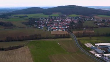 Sonbaharda Luetzelhausen köyünün hava manzarası,