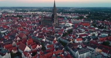 Ulm Minster 'ın güneşli bir öğleden sonra Ulm' daki hava görüntüsü..