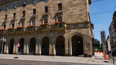 Yazın güneşli bir günde Almanya 'nın Mannheim kentindeki eski belediye binasında..