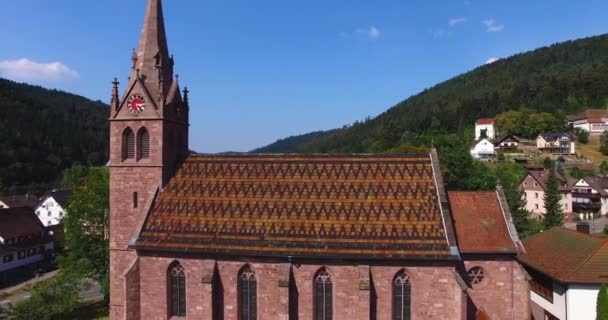 Luftbild Des Dorfes Höfen Der Enz Deutschland Fliegt Die Kirche — Stockvideo