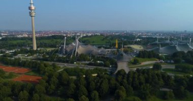 Güneşli bir yaz öğleden sonrasında Almanya 'daki Münih Olympia parkının hava manzarası