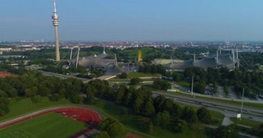 Güneşli bir yaz öğleden sonrasında Almanya 'daki Münih Olympia parkının hava manzarası