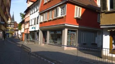 Yazın güneşli bir günde, sabahın erken saatlerinde eski Tbingen kasabası