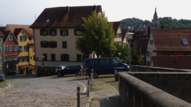 Yazın güneşli bir günde, sabahın erken saatlerinde eski Tbingen kasabası