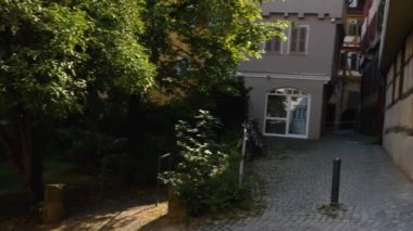 Yazın güneşli bir günde, sabahın erken saatlerinde eski Tbingen kasabası