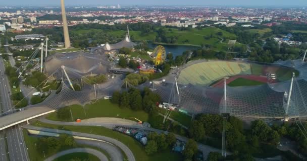 晴れた夏の午後にドイツのミュンヘンオリンピック公園の空中ビュー — ストック動画