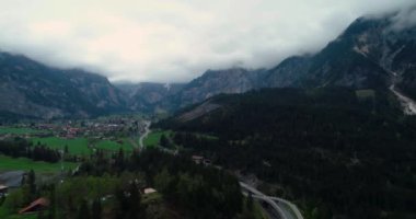 İsviçre 'deki Kandertal Vadisi' nin bulutlu bir yaz gününde hava manzarası.