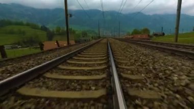 İsviçre 'de Kandertal Vadisi' nde tren yolculuğu zaman aşımı.