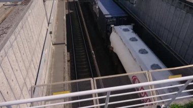 Hollanda Betuweroute 'deki konteyner yük treni Betuwelijn tüneline gider.