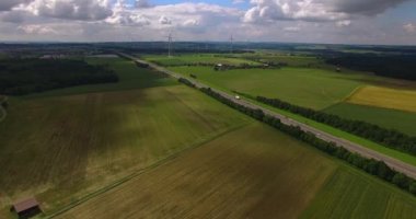 Alman Autobahn ve rüzgar türbinlerinin hava görüntüsü.