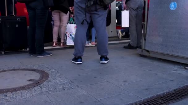 Tågstationen Bamberg Människor Stiga Och Tåget — Stockvideo