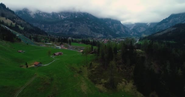 Luchtfoto Van Het Kandertal Zwitserland Een Bewolkte Zomerdag — Stockvideo