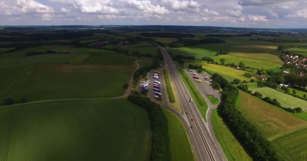 Widok Lotu Ptaka Niemiecki Autobahn Przystanek Ciężarówki — Wideo stockowe