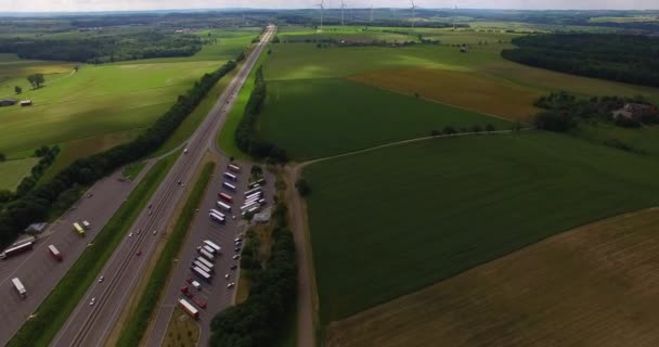 Αεροφωτογραφία Του Γερμανικού Autobahn Και Ανεμογεννήτριες Χρονικό Διάστημα — Αρχείο Βίντεο