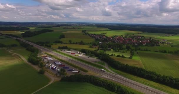 Widok Lotu Ptaka Niemiecki Autobahn Przystanek Ciężarówki — Wideo stockowe