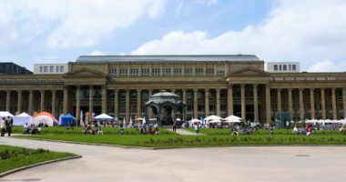 Stuttgart, Almanya 'da Schlossplatz' da yazın güneşli bir günde.
