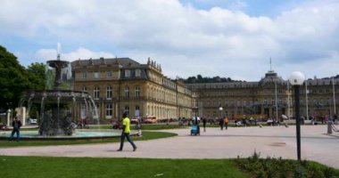 Stuttgart, Almanya 'da Schlossplatz' da yazın güneşli bir günde.