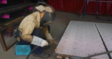 Güvenlik bezi kaynak metali olan bir işçi.