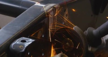 El yapımı metal yüzey açısı öğütücü kıvılcımlar çıkarıyor.