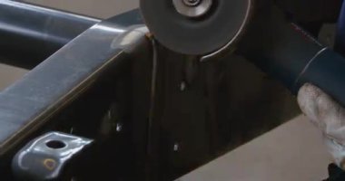 El yapımı metal yüzey açısı öğütücü kıvılcımlar çıkarıyor.
