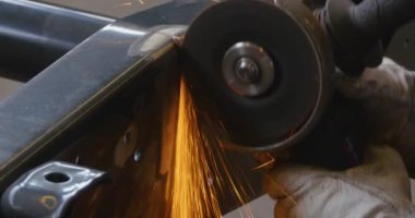 El yapımı metal yüzey açısı öğütücü kıvılcımlar çıkarıyor.