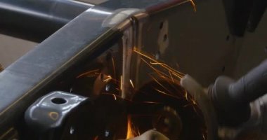 El yapımı metal yüzey açısı öğütücü kıvılcımlar çıkarıyor.