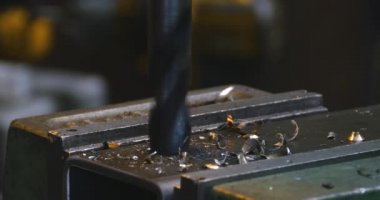 Matkap ucu metali deliyor. 