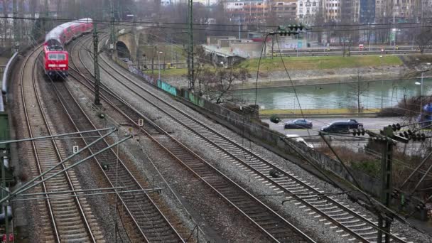 Tren Rojo Pasajeros Está Cruzando Puente Stuttgart Alemania — Vídeos de Stock