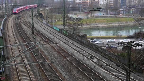 Czerwony Pociąg Pasażerski Przejeżdża Przez Most Stuttgarcie Niemcy — Wideo stockowe