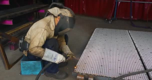 Güvenlik Bezi Kaynak Metali Olan Bir Işçi — Stok video