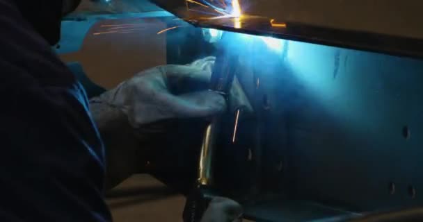 带安全布焊金属的工人 — 图库视频影像