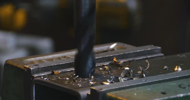 Broca Perfuração Através Metal — Vídeo de Stock