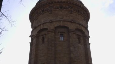 Mannheim Su Kulesi ve Friedrichsplatz Meydanı Sonbaharda güneşli bir günde.