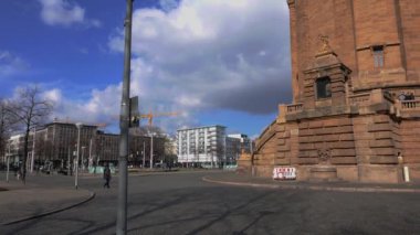 Mannheim Su Kulesi ve Friedrichsplatz Meydanı Sonbaharda güneşli bir günde.