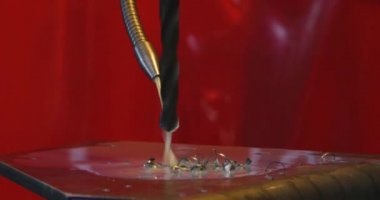 Matkap ucu metali deliyor. 