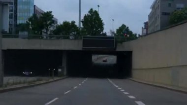 Almanya 'da Stuttgart civarında otobanda sürat sürüşü.