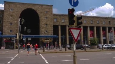 Stuttgart 'taki eski ana tren istasyonu yazın güneşli bir günde trafik az.