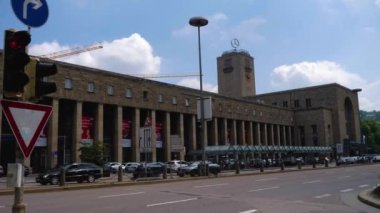 Stuttgart 'taki eski ana tren istasyonu yazın güneşli bir günde trafik az.