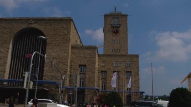 Stuttgart 'taki eski ana tren istasyonu yazın güneşli bir günde trafik az.