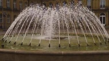 Stuttgart, Almanya 'da Koenigsplatz' da yazın güneşli bir günde.