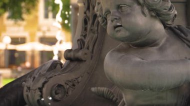 Stuttgart, Almanya 'da Koenigsplatz' da yazın güneşli bir günde.