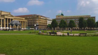 Stuttgart, Almanya 'da Koenigsplatz' da yazın güneşli bir günde.