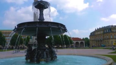 Stuttgart, Almanya 'da Koenigsplatz' da yazın güneşli bir günde.
